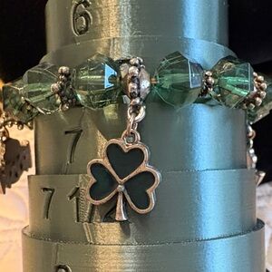 🍀Green & silver tone metal Beaded Stretch Clover & I’m Irish Charms bracelet